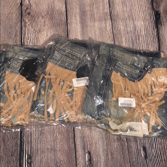 🆕𝐅𝐫𝐞𝐞 PEOPLE ARTISAN DE LUXE FRINGED SHORTS - Picture 8 of 8